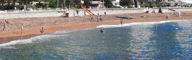 Crvene zastavice na crnogorskim plažama: Nema gde se nije izlila kanalizacija, pratite crvene zastavice!