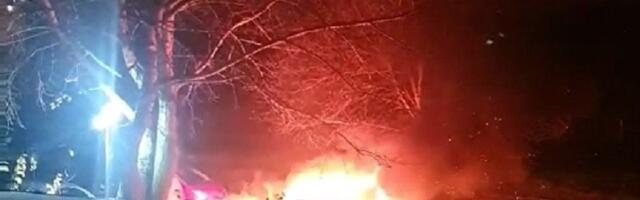 Непознати мушкарац с капуљачом на глави пришао возилу, полио га бензином и запалио