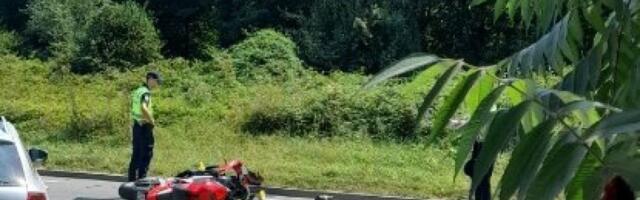 Stravična saobraćjka na "crnoj tački"! Vozač motocikla se zakucao u automobil, a ovo je uzrok sudara (FOTO)
