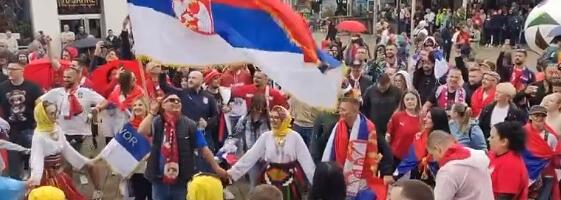 ORLOVI ĆE IMATI SJAJNU PODRŠKU: Srbi zaigrali kolo na ulicama Gelzenkirhena (VIDEO)