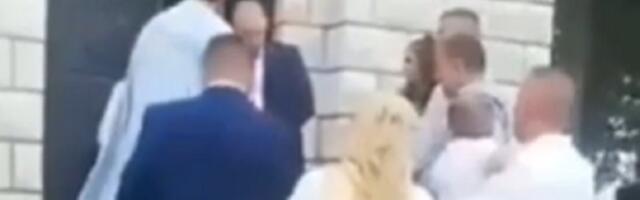 ŠOK SNIMAK Sveštenik urlao na trudnu mladu (VIDEO)
