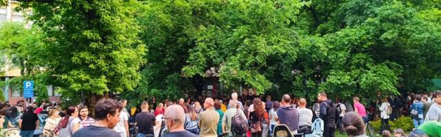 Treći dan blokade suda: Policija rasterala okupljene, priveden student FTN-a