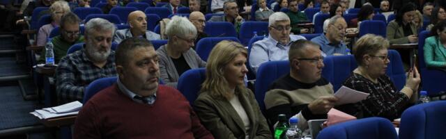 Ko šuruje sa gradonačelnikom, a opozicija je, ko uništava DS i ko urušava studente ?