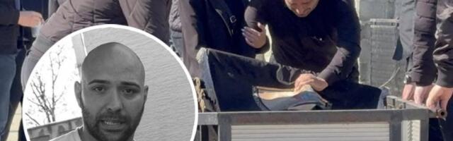 DARKO LAZIĆ U JAUCIMA DOČEKAO KOLICA ZA KOVČEG POKOJNOG BRATA, PA MOLIO DA GA NE ODNOSE! Najpotresnija scena pred sahranu, pevač zapomaže na sav glas!