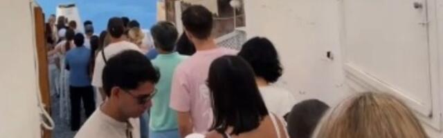 (VIDEO) Bizaran prizor sa grčkog ostrva: Redovi turista se formiraju već u 7 ujutru