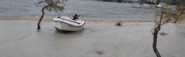 SNAŽNA OLUJA POGODILA HRVATSKU! Snažni udari vetra i izražena plima, more se IZLIVA! (VIDEO)