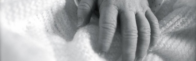ZANEMARIVALI TRUDNU ĆERKU (15), pa joj novorođenče OSTAVILI IZA KUĆE: Beba u TEŠKOM STANJU