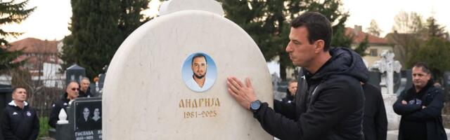 "Andro, ti nisi otišao, bio si veći od vremena!" Crno-beli u suzama na grobu Andrije Delibašića