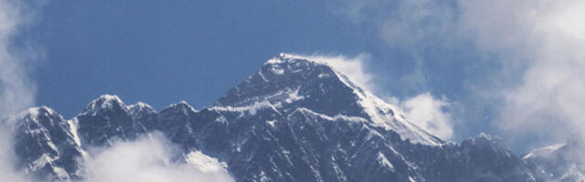 Монт Еверест: стотине пењача заробљено у базном кампу због огромног леденог блока