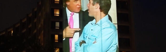 Ogromna projekcija Trampa i Epstina u Vašingtonu: Jasna poruka pred važan događaj u Beloj kući (VIDEO)