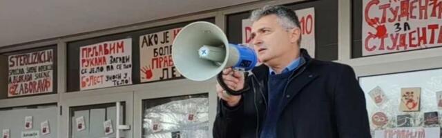 Doktor iz Novog Sada kandidat za direktora Lekarske komore Srbije, govorio na protestu na Slaviji