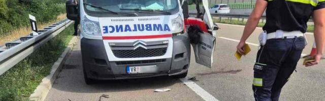 Vozač saniteta iz Vranja na veštakoj ventalici – i dalje životno ugorožen
