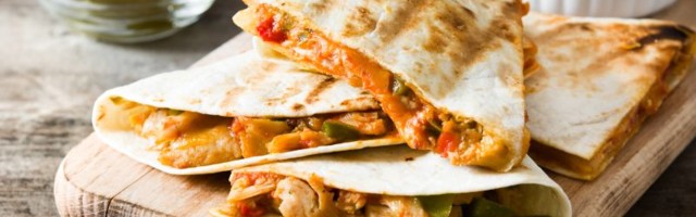 Brzo i mnogooo ukusno: Sočne meksičke tortilje sa piletinom i sirom (RECEPT)