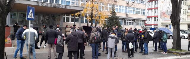 PROTESTI ISPRED ZGRADE POLICIJE U KRALJEVU