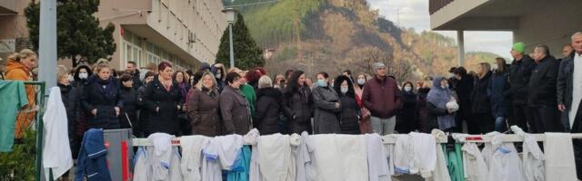 Dramatično u Konjicu: Zdravstveni radnici skinuli bijele mantile i prestali raditi