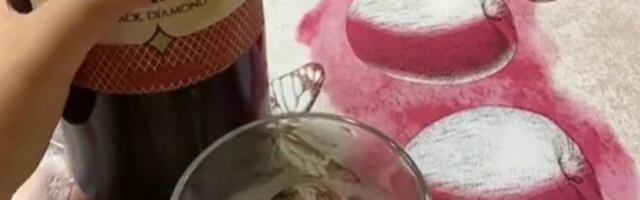 MISLILA JE DA JE ZA SLAVU DOBILA VINO - KADA JE OTVORILA BOCU ŠOKIRALA SE: Ono što je bilo unutra je u najmanju ruku IZNENAĐENJE (VIDEO)