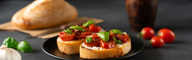 Brusketi sa čeri paradajzom i krem sirom