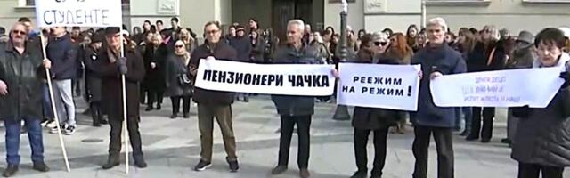 Grupa čačanskih penzionera za protestnom skupu ispred Gimnazije pružila podršku studentima