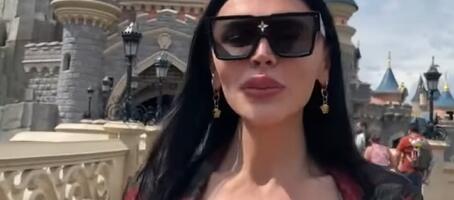 TRANSRODNA PEVAČICA IMALA BRAK SA ŽENOM Ćerka joj studira medicinu, a njena objava iz Diznilenda sada razbesnela narod: "Plaši decu!" (FOTO)