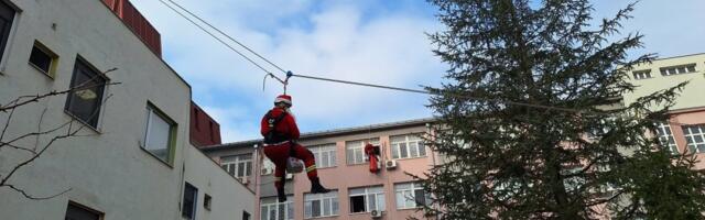 Pokloni im padaju sa krova: Iznenađenje za mališane koji se leče u Kliničkom centru u Nišu