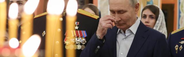 PUTIN NA BOŽIĆNOJ LITURGIJI: Zapalio sveću u crkvi, pa se obratio ruskoj vojsci na frontu: "Ratnici Rusije su oduvek branili Otadžbinu po nalogu Boga" (FOTO)