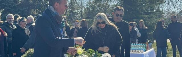 Ostoja Mijailović na pomenu Popoviću: U tišini položio cveće, stigao sa jednim od Sašinih najbližih saradnika