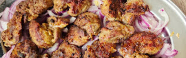 Ne potapajte u mleko: Džigericu pre prženja pospite samo ovim i ostaće sočna i mekana