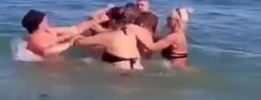 UDARILA JOJ MUŽA, A ONDA JE NASTAO HAOS! Pogledajte žestoku tuču žena u moru u Ulcinju - sevali udarci, a dete na gumi sve gledalo! Turisti u šoku (VIDEO)