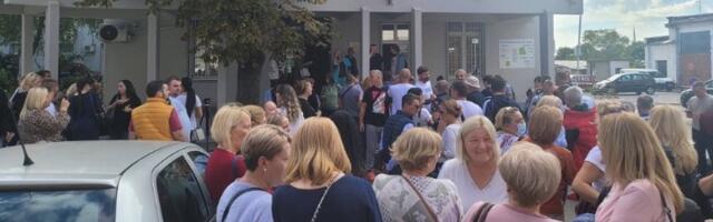 Radnici "Dr Laza Lazarević" protestuju ispred RTS