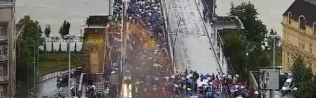 FIJASKO Vučić se nije ni obratio, a ljudi BEŽE sa mitinga (VIDEO)