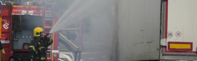 Nakon sudara kamiona i automobila izbio požar: Jedna osoba povređena