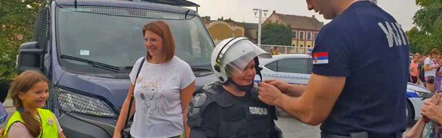 Druženje pripadnika policije, građana, roditelja i dece u Zrenjaninu