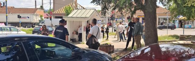 Uz – Ćao Ćaci, građani ispratili aktiviste SNS-a sa trga Mala Vaga u Kragujevcu (VIDEO)