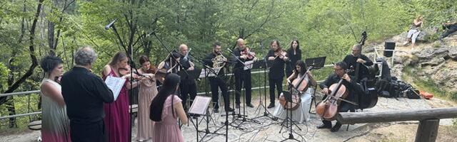 Spoj umetnosti i prirode: Koncert kod vodopada u Gostilju (VIDEO)