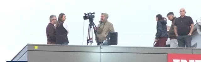 "Vidimo se ponovo, Dragane": Protest ispred Informera, Vučićević se sa krova obraćao okupljenima