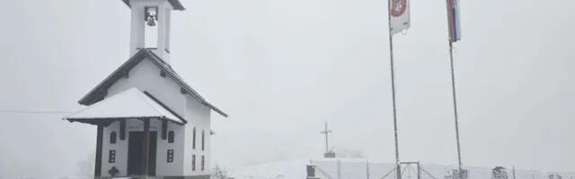 Slika dana i prizor kao iz bajke: Mala crkva na padinama Suvobora dočekala svoj prvi sneg, ovo je priča o njoj