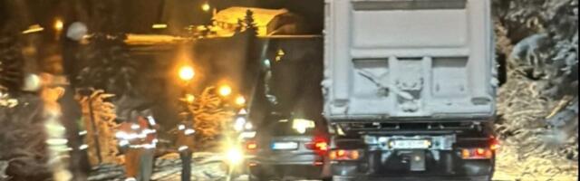 Poplave i snežne mećave "opkolile" Srbiju: Zavejani putevi i automobili, poplave odnose živote i imovinu