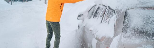 Čišćenje snega može ozbiljno da ugrozi zdravlje: Lekari savetuju poseban oprez ovoj grupi ljudi