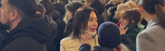 Najlepša slika iz Hrama Svetog Save: Ceca stigla na ponoćnu liturgiju sa unucima, Krstana ne ispušta iz ruku