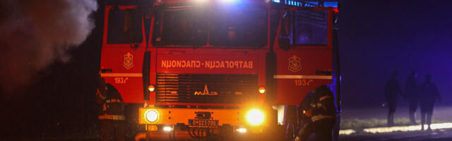 Veliki požar u Rakovici: Policija i vatrogasci na terenu, sprečeno širenje na okolne stanove