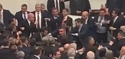 BRUTALNA TUČA U TURSKOM PARLAMENTU! Letele pesnice poslanika zbog novih ministara, jednom poslaniku SLOMLJEN NOS: "Neki su SKINULI I CIPELE!" (VIDEO)