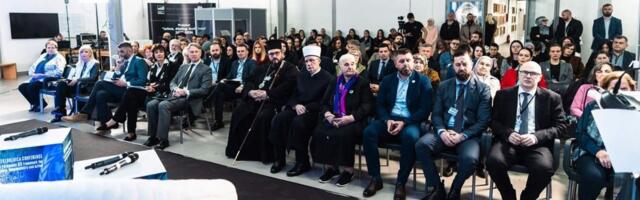 Blokaderi u Srebrenici: Mrzitelji Srbije u novoj akciji - pogledajte ko sedi u prvim redovima (FOTO)