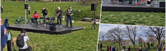 OČEKIVALI MASU LJUDI A NIGDE ŽIVE DUŠE Blokaderima i Jovu Bakiću jedino ostalo da se međusobno tapšu po ramenu, hvale vlastitu hrabrost i pevaju sami sebi VIDEO