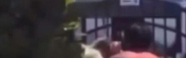 ŽESTOKO PRETUČEN BIZNISMEN KOJI JE BACIO KAMEN NA FOKU! Batinaš postao heroj i dobio priznanje vlade! (VIDEO)
