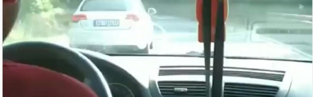 NIKAD NE RADITE OVO: Žena se slika usred vožnje (VIDEO)