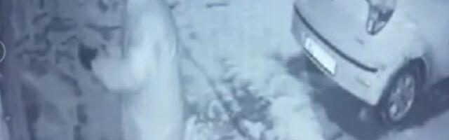 KRIMINALCI ZAPALILI RESTORAN U DOBANOVCIMA! Razbili izlog i u lokal ubacili tri koktel bombe, SNIMILA IH BEZBEDNOSNA KAMERA (VIDEO)