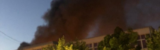 DRAMA U KLADOVU: Zbog snažne eksplozije pola grada ostalo bez struje, vatrogasci se bore sa vatrenom stihijom (VIDEO)
