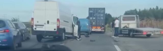 Teška saobraćajka u Zemunu: Kombi smrskan, vozač ostao zarobljen u kabini (VIDEO)