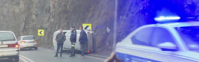 STRAŠNA NESREĆA NA PUTU UŽICE-ČAJETINA: Izgubio kontrolu nad vozilom, udario u kamenu obalu, pa se PREVRNUO (FOTO)