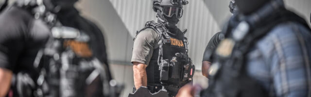 DORĆOL POD OPSADOM UKP-a: Osumnjičeni pao u marketu, osmorica policajaca uletela